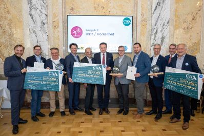 Der 2024 erstmals vergebene "CliA", der &Ouml;sterreichische Staatspreis f&uuml;r Klimawandelanpassung, ist am Donnerstag wieder verliehen worden. Zu den heutigen Gewinnern z&auml;hlten konkrete Ma&szlig;nahmen gegen Hochwasser und Hitze, betriebliche Strategien und auch innovative Forschungsprojekte aus Nieder&ouml;sterreich, der Steiermark, Ober&ouml;sterreich, Salzburg, Wien und Vorarlberg.