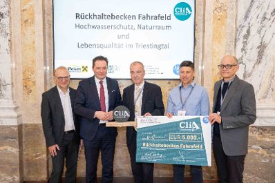 Der 2024 erstmals vergebene "CliA", der &Ouml;sterreichische Staatspreis f&uuml;r Klimawandelanpassung, ist am Donnerstag wieder verliehen worden. Zu den heutigen Gewinnern z&auml;hlten konkrete Ma&szlig;nahmen gegen Hochwasser und Hitze, betriebliche Strategien und auch innovative Forschungsprojekte aus Nieder&ouml;sterreich, der Steiermark, Ober&ouml;sterreich, Salzburg, Wien und Vorarlberg.