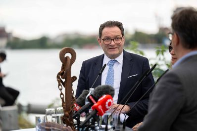 LIFE-Boat4Sturgeon ist die erste Nachzucht von Sternhausen im Projekt gelungen. Anl&auml;sslich des Danube Days pr&auml;sentierten Vertreterinnen und Vertreter aus Politik, Wissenschaft und Wasserinfrastruktur diesen bedeutenden Meilenstein den Medien.