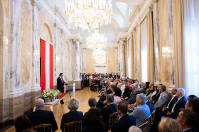 Bundesminister Norbert Totschnig &uuml;berreichte, im Namen des Herrn Bundespr&auml;sidenten Dr. Alexander Van der Bellen, Ehrenzeichen sowie auch Berufstitel im Marmorsaal des Regierungsgeb&auml;udes.