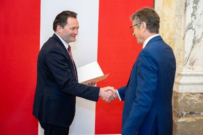 Bundesminister Norbert Totschnig &uuml;berreichte, im Namen des Herrn Bundespr&auml;sidenten Dr. Alexander Van der Bellen, Ehrenzeichen sowie auch Berufstitel im Marmorsaal des Regierungsgeb&auml;udes.