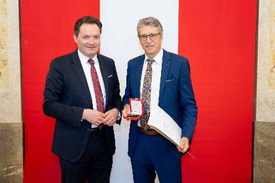Bundesminister Norbert Totschnig &uuml;berreichte, im Namen des Herrn Bundespr&auml;sidenten Dr. Alexander Van der Bellen, Ehrenzeichen sowie auch Berufstitel im Marmorsaal des Regierungsgeb&auml;udes.