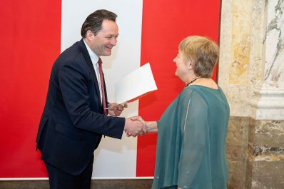 Bundesminister Norbert Totschnig &uuml;berreichte, im Namen des Herrn Bundespr&auml;sidenten Dr. Alexander Van der Bellen, Ehrenzeichen sowie auch Berufstitel im Marmorsaal des Regierungsgeb&auml;udes.
