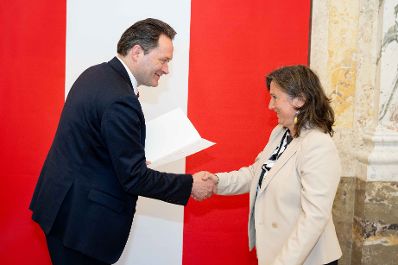 Bundesminister Norbert Totschnig &uuml;berreichte, im Namen des Herrn Bundespr&auml;sidenten Dr. Alexander Van der Bellen, Ehrenzeichen sowie auch Berufstitel im Marmorsaal des Regierungsgeb&auml;udes.