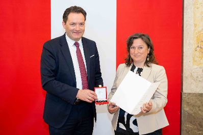 Bundesminister Norbert Totschnig &uuml;berreichte, im Namen des Herrn Bundespr&auml;sidenten Dr. Alexander Van der Bellen, Ehrenzeichen sowie auch Berufstitel im Marmorsaal des Regierungsgeb&auml;udes.