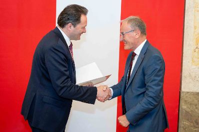 Bundesminister Norbert Totschnig &uuml;berreichte, im Namen des Herrn Bundespr&auml;sidenten Dr. Alexander Van der Bellen, Ehrenzeichen sowie auch Berufstitel im Marmorsaal des Regierungsgeb&auml;udes.