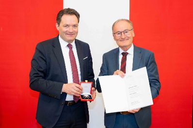 Bundesminister Norbert Totschnig &uuml;berreichte, im Namen des Herrn Bundespr&auml;sidenten Dr. Alexander Van der Bellen, Ehrenzeichen sowie auch Berufstitel im Marmorsaal des Regierungsgeb&auml;udes.