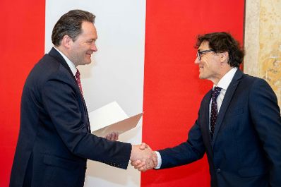Bundesminister Norbert Totschnig &uuml;berreichte, im Namen des Herrn Bundespr&auml;sidenten Dr. Alexander Van der Bellen, Ehrenzeichen sowie auch Berufstitel im Marmorsaal des Regierungsgeb&auml;udes.