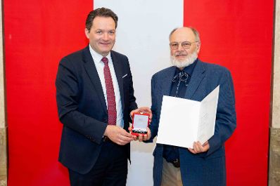 Bundesminister Norbert Totschnig &uuml;berreichte, im Namen des Herrn Bundespr&auml;sidenten Dr. Alexander Van der Bellen, Ehrenzeichen sowie auch Berufstitel im Marmorsaal des Regierungsgeb&auml;udes.
