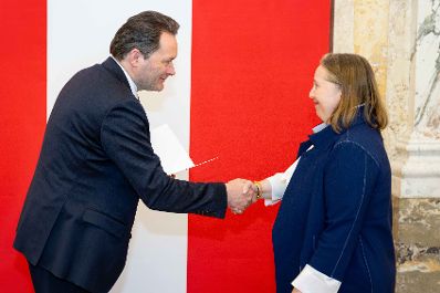 Bundesminister Norbert Totschnig &uuml;berreichte, im Namen des Herrn Bundespr&auml;sidenten Dr. Alexander Van der Bellen, Ehrenzeichen sowie auch Berufstitel im Marmorsaal des Regierungsgeb&auml;udes.
