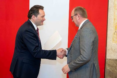 Bundesminister Norbert Totschnig &uuml;berreichte, im Namen des Herrn Bundespr&auml;sidenten Dr. Alexander Van der Bellen, Ehrenzeichen sowie auch Berufstitel im Marmorsaal des Regierungsgeb&auml;udes.