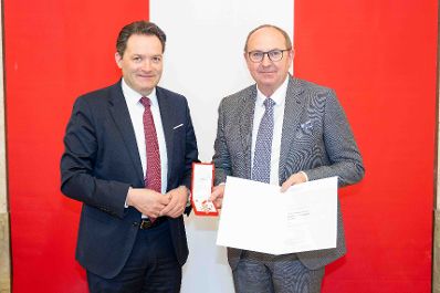 Bundesminister Norbert Totschnig &uuml;berreichte, im Namen des Herrn Bundespr&auml;sidenten Dr. Alexander Van der Bellen, Ehrenzeichen sowie auch Berufstitel im Marmorsaal des Regierungsgeb&auml;udes.
