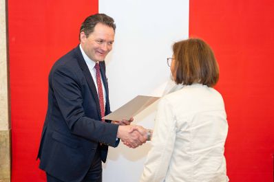 Bundesminister Norbert Totschnig &uuml;berreichte, im Namen des Herrn Bundespr&auml;sidenten Dr. Alexander Van der Bellen, Ehrenzeichen sowie auch Berufstitel im Marmorsaal des Regierungsgeb&auml;udes.