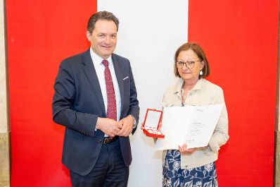 Bundesminister Norbert Totschnig &uuml;berreichte, im Namen des Herrn Bundespr&auml;sidenten Dr. Alexander Van der Bellen, Ehrenzeichen sowie auch Berufstitel im Marmorsaal des Regierungsgeb&auml;udes.