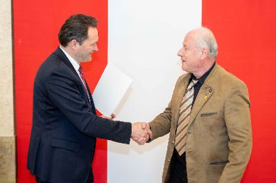 Bundesminister Norbert Totschnig &uuml;berreichte, im Namen des Herrn Bundespr&auml;sidenten Dr. Alexander Van der Bellen, Ehrenzeichen sowie auch Berufstitel im Marmorsaal des Regierungsgeb&auml;udes.