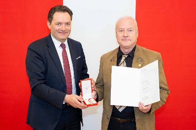 Bundesminister Norbert Totschnig &uuml;berreichte, im Namen des Herrn Bundespr&auml;sidenten Dr. Alexander Van der Bellen, Ehrenzeichen sowie auch Berufstitel im Marmorsaal des Regierungsgeb&auml;udes.