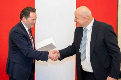 Bundesminister Norbert Totschnig &uuml;berreichte, im Namen des Herrn Bundespr&auml;sidenten Dr. Alexander Van der Bellen, Ehrenzeichen sowie auch Berufstitel im Marmorsaal des Regierungsgeb&auml;udes.