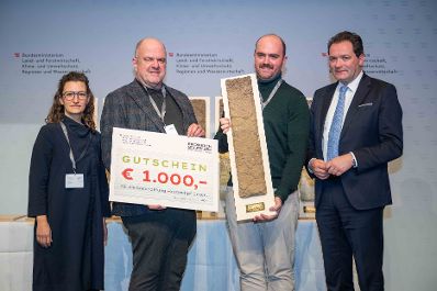 Bodenschutz als Zukunftsaufgabe: Bundesminister Norbert Totschnig zeichnete im Rahmen des ERDREICH-Preis 2026 Pionierprojekte aus.
