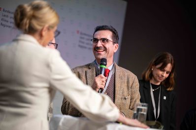 Bodenschutz als Zukunftsaufgabe: Bundesminister Norbert Totschnig zeichnete im Rahmen des ERDREICH-Preis 2026 Pionierprojekte aus.