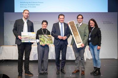 Bodenschutz als Zukunftsaufgabe: Bundesminister Norbert Totschnig zeichnete im Rahmen des ERDREICH-Preis 2026 Pionierprojekte aus.
