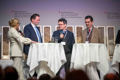 Bodenschutz als Zukunftsaufgabe: Bundesminister Norbert Totschnig zeichnete im Rahmen des ERDREICH-Preis 2026 Pionierprojekte aus.