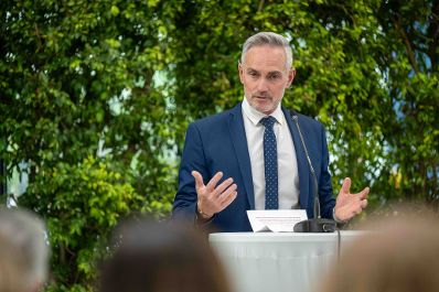 Herr Bundesminister Norbert Totschnig besuchte die feierliche Er&ouml;ffnung der Demohalle der HBLFA Sch&ouml;nbrunn.