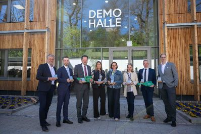 Herr Bundesminister Norbert Totschnig besuchte die feierliche Er&ouml;ffnung der Demohalle der HBLFA Sch&ouml;nbrunn.