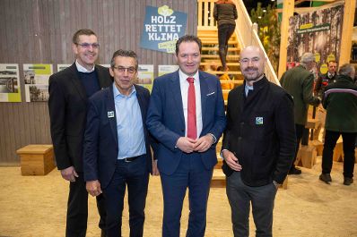 Herr Bundesminister Norbert Totschnig besuchte die &ouml;sterreichischen Ausstellerinnen und Aussteller auf der Gr&uuml;nen Woche 2026 in Berlin.