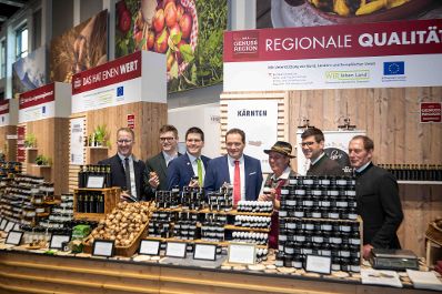 Herr Bundesminister Norbert Totschnig besuchte die &ouml;sterreichischen Ausstellerinnen und Aussteller auf der Gr&uuml;nen Woche 2026 in Berlin.
