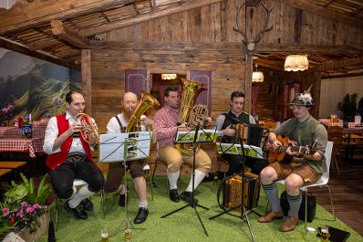 Herr Bundesminister Norbert Totschnig besuchte die &ouml;sterreichischen Ausstellerinnen und Aussteller auf der Gr&uuml;nen Woche 2026 in Berlin.