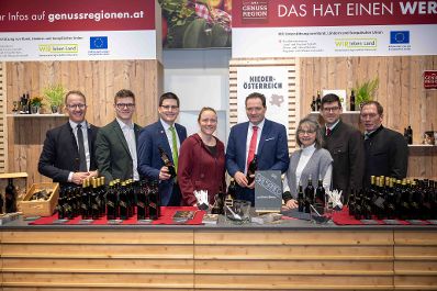 Herr Bundesminister Norbert Totschnig besuchte die &ouml;sterreichischen Ausstellerinnen und Aussteller auf der Gr&uuml;nen Woche 2026 in Berlin.