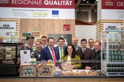 Herr Bundesminister Norbert Totschnig besuchte die &ouml;sterreichischen Ausstellerinnen und Aussteller auf der Gr&uuml;nen Woche 2026 in Berlin.