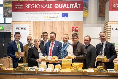 Herr Bundesminister Norbert Totschnig besuchte die &ouml;sterreichischen Ausstellerinnen und Aussteller auf der Gr&uuml;nen Woche 2026 in Berlin.