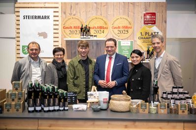 Herr Bundesminister Norbert Totschnig besuchte die &ouml;sterreichischen Ausstellerinnen und Aussteller auf der Gr&uuml;nen Woche 2026 in Berlin.