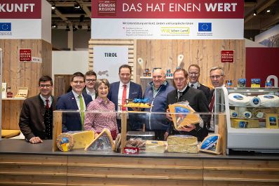 Herr Bundesminister Norbert Totschnig besuchte die &ouml;sterreichischen Ausstellerinnen und Aussteller auf der Gr&uuml;nen Woche 2026 in Berlin.