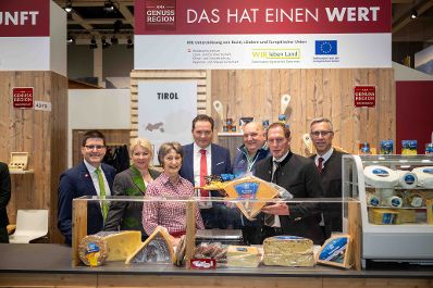 Herr Bundesminister Norbert Totschnig besuchte die &ouml;sterreichischen Ausstellerinnen und Aussteller auf der Gr&uuml;nen Woche 2026 in Berlin.