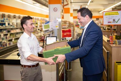 Der Kostbar Markt ging im Rahmen einer Lebensmittel&uuml;bergabe mit Bundesminister Norbert Totschnig von der Pilotphase in den Vollbetrieb &uuml;ber. &Uuml;ber die Plattform werden &uuml;bersch&uuml;ssige Lebensmittel an soziale Einrichtungen vermittelt.