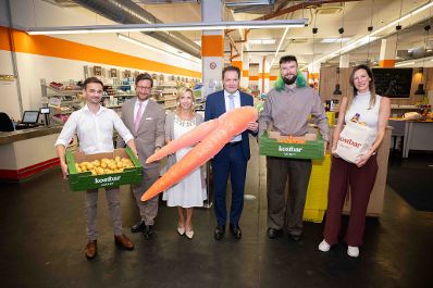 Der Kostbar Markt ging im Rahmen einer Lebensmittel&uuml;bergabe mit Bundesminister Norbert Totschnig von der Pilotphase in den Vollbetrieb &uuml;ber. &Uuml;ber die Plattform werden &uuml;bersch&uuml;ssige Lebensmittel an soziale Einrichtungen vermittelt.