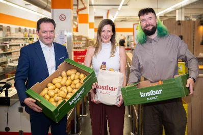 Der Kostbar Markt ging im Rahmen einer Lebensmittel&uuml;bergabe mit Bundesminister Norbert Totschnig von der Pilotphase in den Vollbetrieb &uuml;ber. &Uuml;ber die Plattform werden &uuml;bersch&uuml;ssige Lebensmittel an soziale Einrichtungen vermittelt.