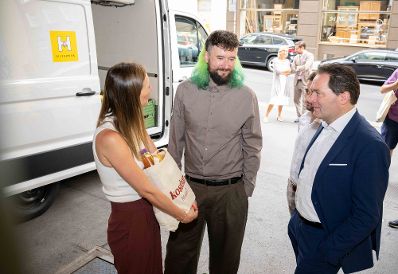 Der Kostbar Markt ging im Rahmen einer Lebensmittel&uuml;bergabe mit Bundesminister Norbert Totschnig von der Pilotphase in den Vollbetrieb &uuml;ber. &Uuml;ber die Plattform werden &uuml;bersch&uuml;ssige Lebensmittel an soziale Einrichtungen vermittelt.