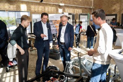 Bundesminister Norbert Totschnig besuchte im Rahmen der Langen Nacht der Forschung die beiden Standorte des BMLUK.