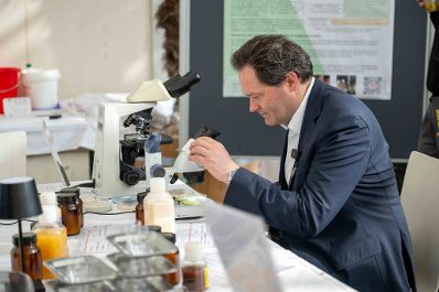 Bundesminister Norbert Totschnig besuchte im Rahmen der Langen Nacht der Forschung die beiden Standorte des BMLUK.