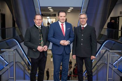 Im Rahmen der Internationalen Gr&uuml;nen Woche in Berlin setzen Landwirtschaftsminister Norbert Totschnig, Landwirtschaftskammer &Ouml;sterreich-Pr&auml;sident Josef Moosbrugger und der Obmann des Landwirtschaftsausschusses, Georg Strasser, ein klares Zeichen f&uuml;r die Sicherung des Standorts &Ouml;sterreich und die Wettbewerbsf&auml;higkeit der europ&auml;ischen Landwirtschaft.