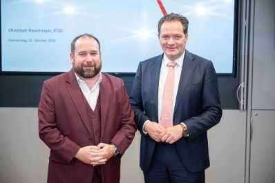 Bei der Pressekonferenz &bdquo;Lebensqualit&auml;t in Gemeinden&ldquo; wurde eine Studie von Bundesminister Norbert Totschnig und Christoph Haselmayer (IFDD) vorgestellt. Im Mittelpunkt standen Themen wie regionale Wertsch&ouml;pfung, Versorgung und Infrastruktur in kleinen und gro&szlig;en Gemeinden.