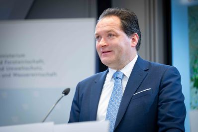 Pressekonferenz im BMLUK anl&auml;sslich &bdquo;40 Jahre Tschernobyl&ldquo;: Umweltminister Norbert Totschnig und Abteilungsleiterin Christina Raith informieren &uuml;ber Notfallvorsorge und &Ouml;sterreichs klare Anti-Atompolitik.