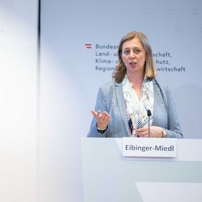 Herr Bundesminister Norbert Totschnig und Frau Staatssekret&auml;rin Barbara Eibinger-Miedl pr&auml;sentieren das Doppelbudget 2027/2028 mit wichtigen Ma&szlig;nahmen f&uuml;r Landwirtschaft und Umwelt.