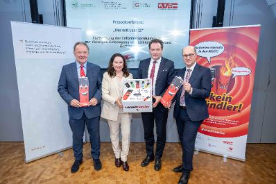 Bei der Pressekonferenz Her mit Leer II wurde auf die richtige Entsorgung von Batterien in ihren verschiedensten Formen hingewiesen. Das dient zum einen dem Umweltschutz, zum anderen auch der Sicherheit, weil eine richtige Entsorgung von Batterien auch Br&auml;nden vorbeugt.