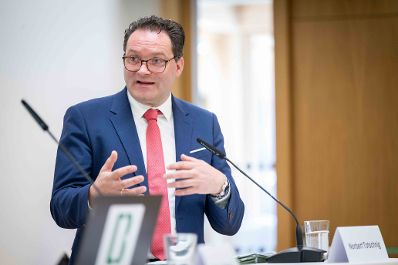 Bei einer Pressekonferenz an der BOKU University wurden neue Impulse pr&auml;sentiert, um den Holzbau in &Ouml;sterreich zu f&ouml;rdern. Dazu z&auml;hlen unter anderem die neue Stiftungsprofessur an der BOKU University und der erste &Ouml;sterreichische Staatspreis f&uuml;r Holzbau.