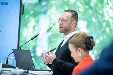 Bei einer Pressekonferenz an der BOKU University wurden neue Impulse pr&auml;sentiert, um den Holzbau in &Ouml;sterreich zu f&ouml;rdern. Dazu z&auml;hlen unter anderem die neue Stiftungsprofessur an der BOKU University und der erste &Ouml;sterreichische Staatspreis f&uuml;r Holzbau.