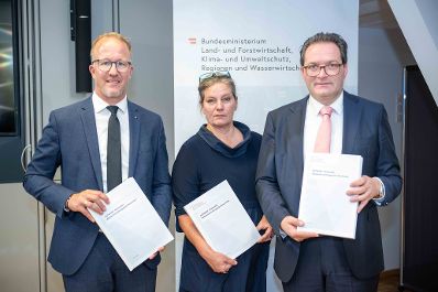 Bei der Pressekonferenz im Regierungsgeb&auml;ude am Stubenring wurde der Pfad zur Umsetzung der Renaturierungsverordnung von HBM Totschnig, LR Gantner und SC M&ouml;rth vorgestellt.